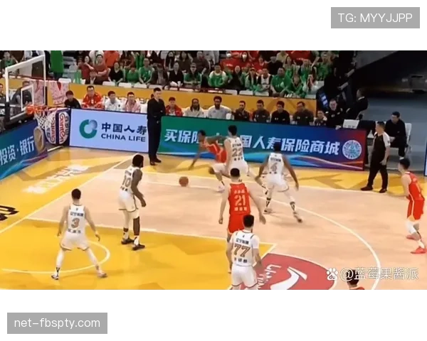 场外替补席冲突为何难以统一判罚标准？揭秘裁判背后规则难题